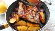 Фото рецепта Окорочок с грушей и красным луком на сковороде