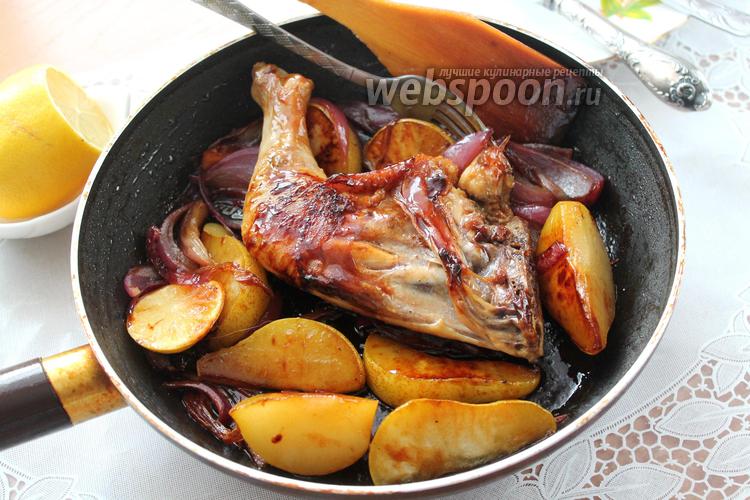Фото Окорочок с грушей и красным луком на сковороде