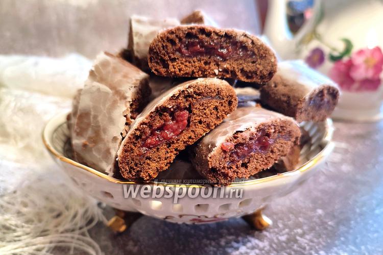 Фото Нарезное шоколадное печенье с вишневой начинкой
