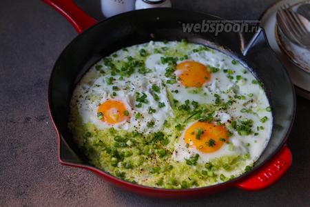 Фото рецепта Яйца на подушке из кабачков 