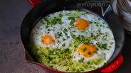 Фото рецепта Яйца на подушке из кабачков 