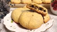 Фото рецепта Песочное печенье с начинкой из шоколадных конфет и орехов