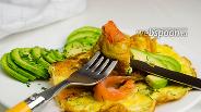 Фото рецепта Омлет с лососем и авокадо 