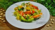 Фото рецепта Салат из болгарского перца с зеленью и кедровыми орешками
