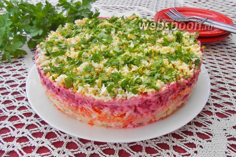Фото Слоёный салат из сельди, яиц и запечённых овощей