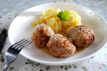 Фото рецепта Тефтели из индейки с беконом, тушенные на сковороде в бульоне