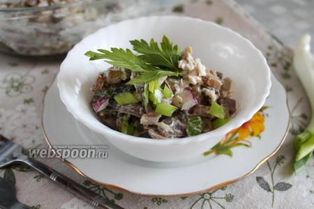 Фото рецепта Салат из баклажана, шампиньонов и куриного филе