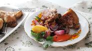 Фото рецепта Куриные бёдра на сковороде с красным луком и яблоками