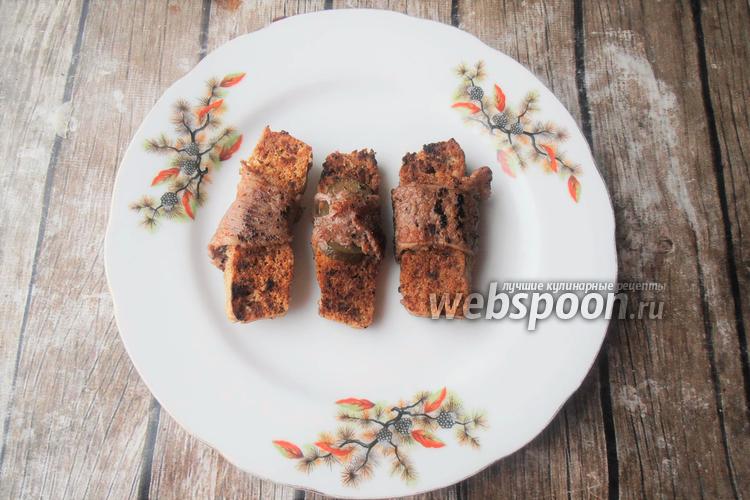 Фото Горячая закуска из хлеба, солёных огурцов и бекона