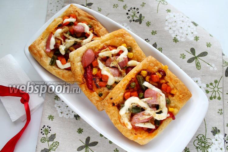 Фото Мини-пиццы с мексиканской смесью и сосисками