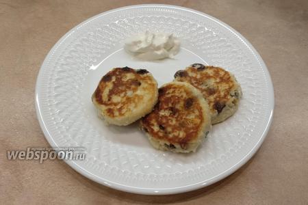 Фото рецепта Сырники с черносливом и изюмом