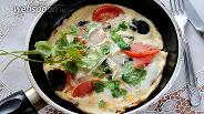 Фото рецепта Фриттата с грибами, помидором и сыром бри на сковороде