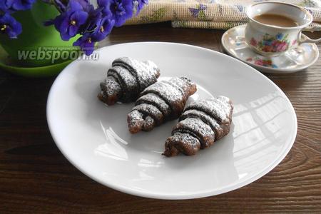 Фото рецепта Шоколадные слоёные рогалики с шоколадом