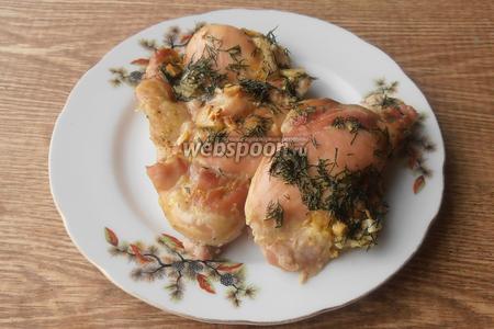 Фото рецепта Куриные бёдра, запечённые в сливочном масле с чесноком и укропом