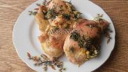 Фото рецепта Куриные бёдра, запечённые в сливочном масле с чесноком и укропом