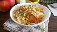 Фото рецепта Салат из капусты с морковью по-корейски и яблоком
