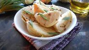 Фото рецепта Маринованная капуста дольками с зёрнами кориандра 