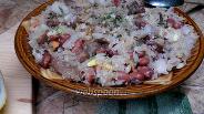 Фото рецепта Салат из квашеной капусты с фасолью и грибами