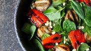 Фото рецепта Салат из шпината с печёными овощами 