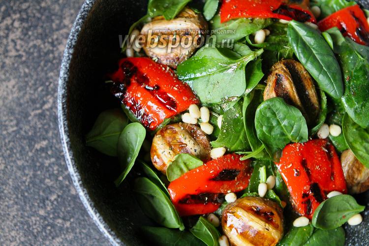 Фото Салат из шпината с печёными овощами 