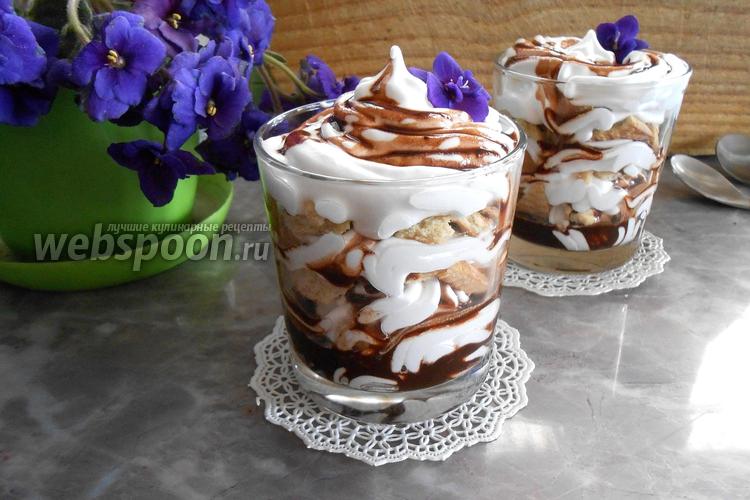Фото Десерт в стакане из печенья с итальянской меренгой 
