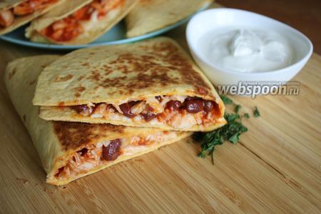 Фото рецепта Кесадилья с фасолью и курицей