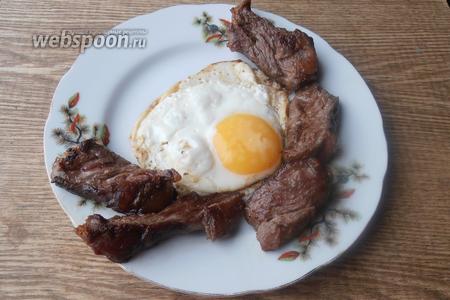 Фото рецепта Яичница глазунья с говядиной