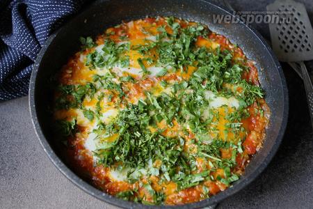 Фото рецепта Шакшука с моцареллой и свежей зеленью