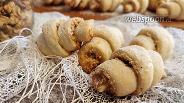 Фото рецепта Рогалики из готового слоёного теста с орехами и изюмом