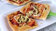 Фото рецепта Быстрая пицца с колбасой, красным луком и корнишонами