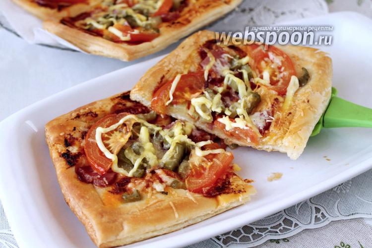 Фото Быстрая пицца с колбасой, красным луком и корнишонами