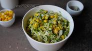 Фото рецепта Салат из свежей капусты с кукурузой 