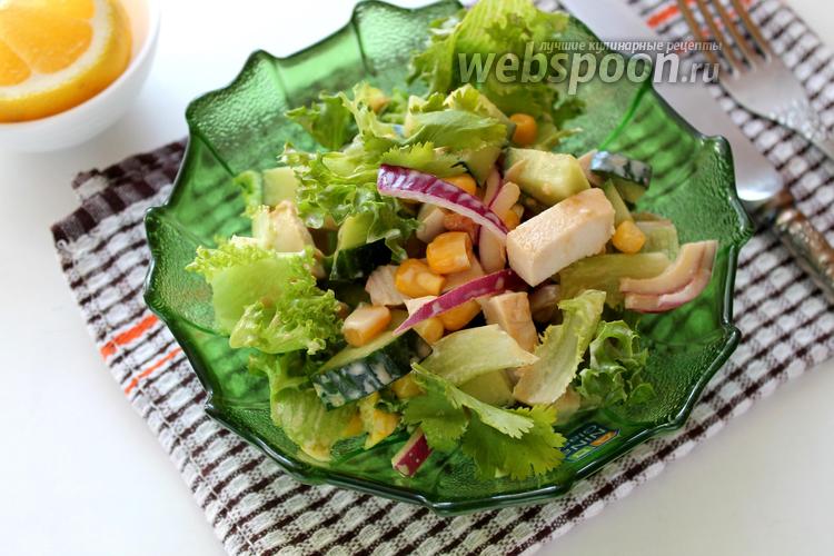 Фото Зелёный салат с кукурузой и курицей