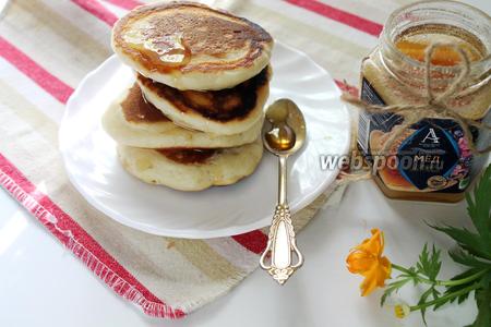 Фото рецепта Панкейки на банановом пюре и кефире