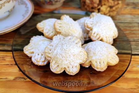 Фото рецепта Печенье в форме цветов с сухофруктами и орехами