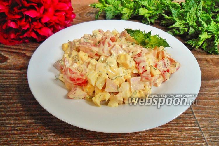 Фото Салат из колбасы, помидоров и сыра с мятой