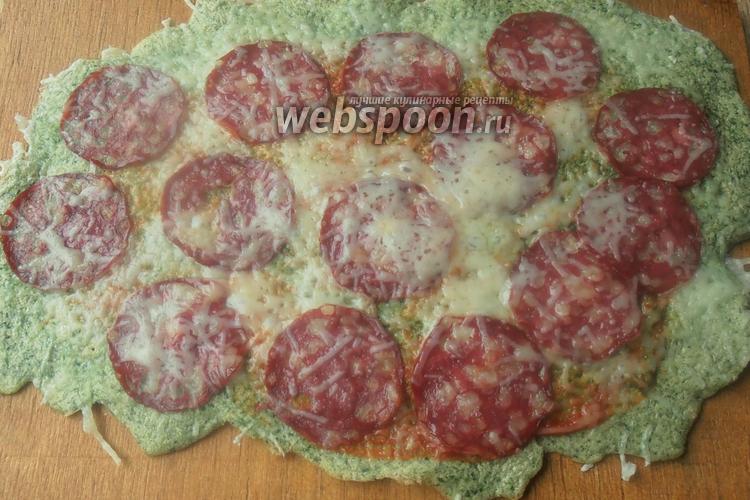 Фото Кето-пицца с пармезаном, шпинатом и чоризо