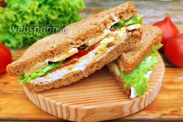 Фото Сэндвич с яичницей, сыром и помидором