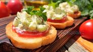 Фото рецепта Гренки с помидорами и яично-огуречным салатом