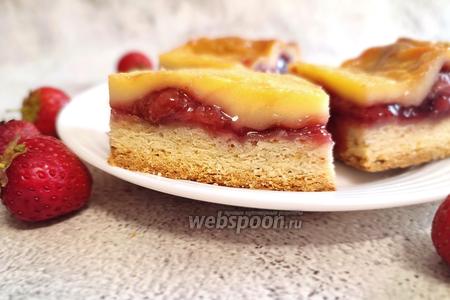 Фото рецепта Пирог с клубничной начинкой и сметанной заливкой