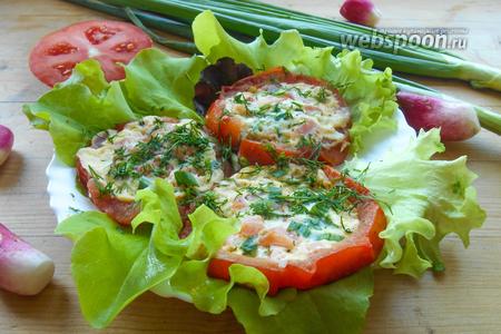 Фото рецепта Пикантная яичница в помидоре с зелёным луком