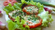 Фото рецепта Пикантная яичница в помидоре с зелёным луком
