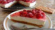 Фото рецепта Творожно-малиновый торт без выпечки