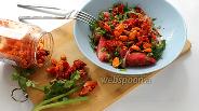 Фото рецепта Салат из помидоров с приправой из арахиса и перца