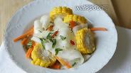 Фото рецепта Салат из кольраби с кукурузой в початках
