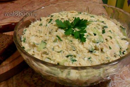 Фото рецепта Сырный салат с огурцом и чесноком