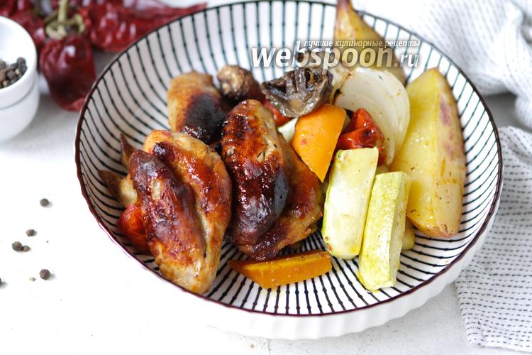 Фото Куриные крылышки в горчично-медовом соусе с овощами в духовке