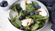 Фото рецепта Салат с голубикой, шпинатом и брынзой 