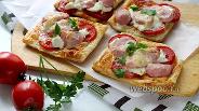Фото рецепта Мини-пицца с сыром и сосисками