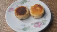 Фото рецепта Низкоуглеводные сырники с манкой и кокосовой мукой